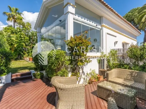 (10) Andaluzyjska willa w otoczeniu bujnej roślinności blisko plaży, Marbesa