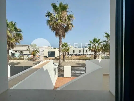 (17) Nowoczesny szeregowiec blisko plaży w Oliva