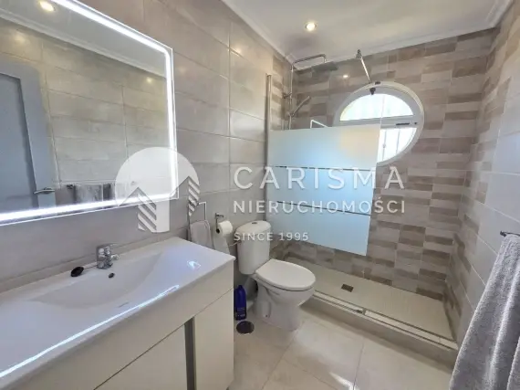 (18) Bliźniak z czterema sypialniami w Playa Flamenca, Costa Blanca
