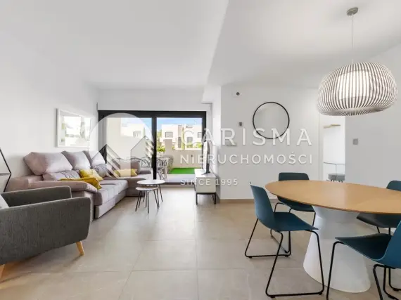 (4) Nowoczesny apartament położony w prestiżowym osiedlu Jardines de Montesolana w Orihuela Costa.
