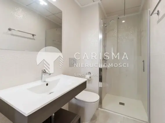 (16) Nowoczesny apartament położony w prestiżowym osiedlu Jardines de Montesolana w Orihuela Costa.