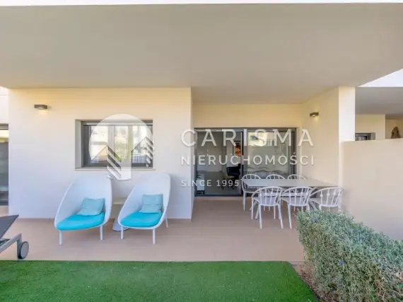 (20) Nowoczesny apartament położony w prestiżowym osiedlu Jardines de Montesolana w Orihuela Costa.