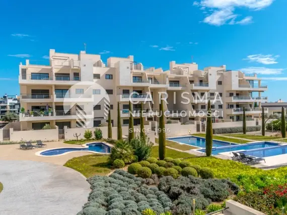 (25) Nowoczesny apartament położony w prestiżowym osiedlu Jardines de Montesolana w Orihuela Costa.