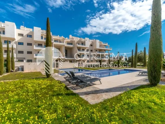 (26) Nowoczesny apartament położony w prestiżowym osiedlu Jardines de Montesolana w Orihuela Costa.