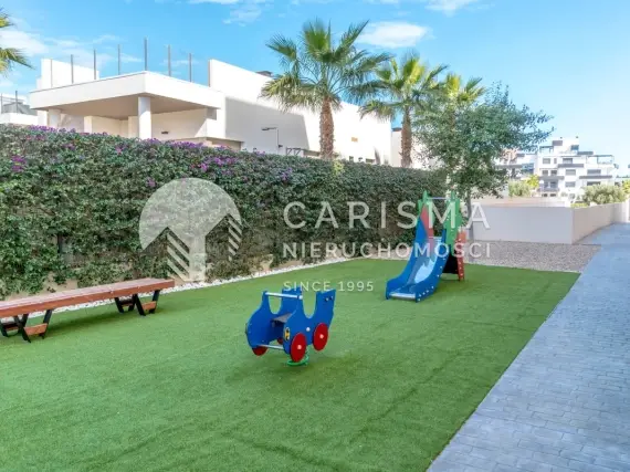 (27) Nowoczesny apartament położony w prestiżowym osiedlu Jardines de Montesolana w Orihuela Costa.