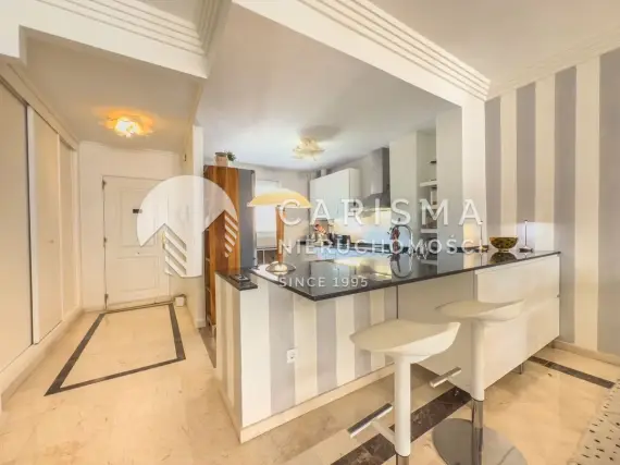 (8) Przestronny apartament w sercu Nueva Andalucía – River Garden