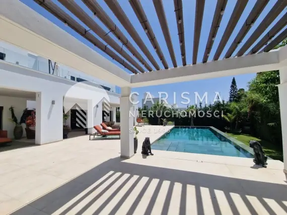 (4) Wyjątkowa willa nad brzegiem morza w prestiżowej dzielnicy El Rosario, Marbella