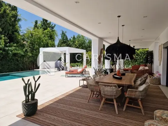 (7) Wyjątkowa willa nad brzegiem morza w prestiżowej dzielnicy El Rosario, Marbella