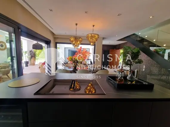 (11) Wyjątkowa willa nad brzegiem morza w prestiżowej dzielnicy El Rosario, Marbella