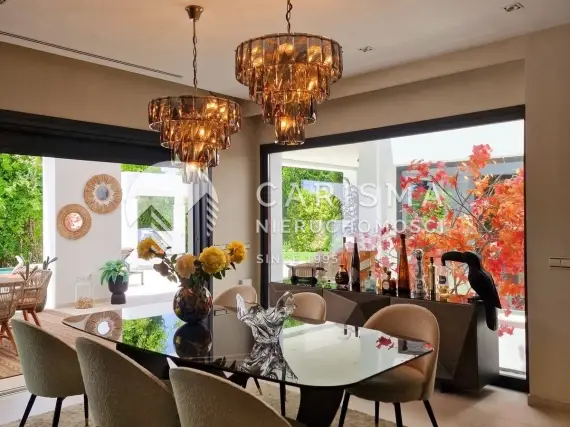 (13) Wyjątkowa willa nad brzegiem morza w prestiżowej dzielnicy El Rosario, Marbella