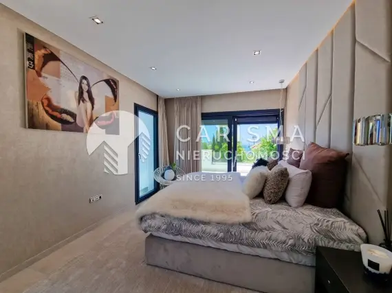 (18) Wyjątkowa willa nad brzegiem morza w prestiżowej dzielnicy El Rosario, Marbella