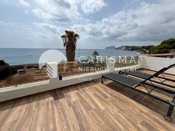 (2) Odremontowany apartament w pierwszej linii brzegowej w Moraira