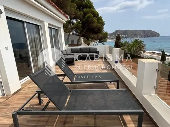 (3) Odremontowany apartament w pierwszej linii brzegowej w Moraira