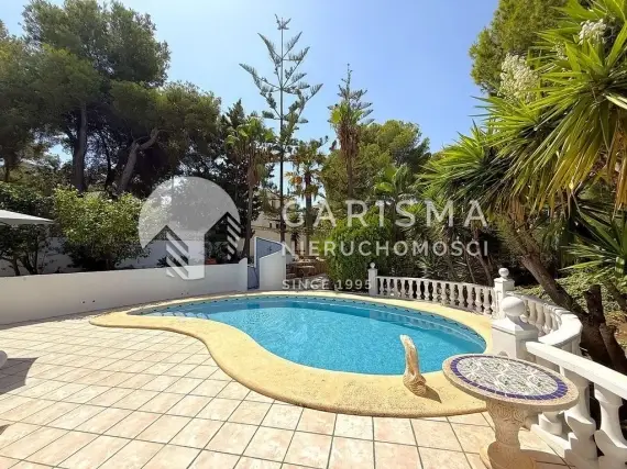 (4) Nieskazitelna willa z 3 sypialniami, 2 łazienkami, basenem i garażami – Moraira
