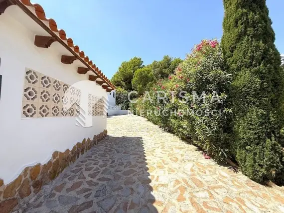 (36) Nieskazitelna willa z 3 sypialniami, 2 łazienkami, basenem i garażami – Moraira