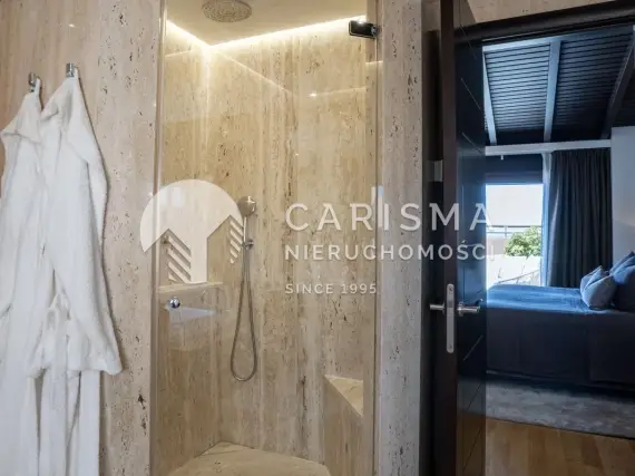 (23) Wyjątkowy apartament dwupoziomowy przy plaży w Malibu Residence