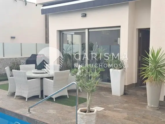 (4) Luksusowa willa w Villamartin, Costa Blanca – nowoczesny design, ogród i basen