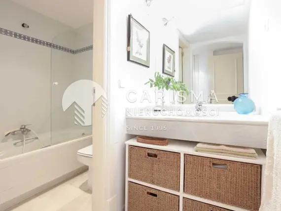 (17) Apartament z 2 sypialniami na sprzedaż w prestiżowej dzielnicy Golden Mile w Marbelli