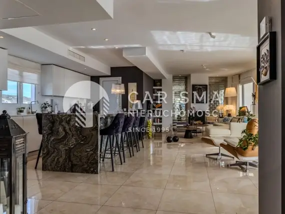 (17) Elegancki dwupoziomowy penthouse z widokiem na morze w Altos de los Monteros, Marbella.