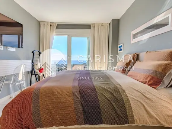 (36) Elegancki dwupoziomowy penthouse z widokiem na morze w Altos de los Monteros, Marbella.