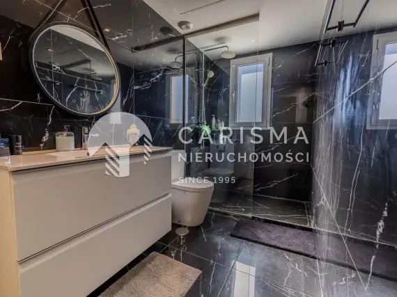 (38) Elegancki dwupoziomowy penthouse z widokiem na morze w Altos de los Monteros, Marbella.