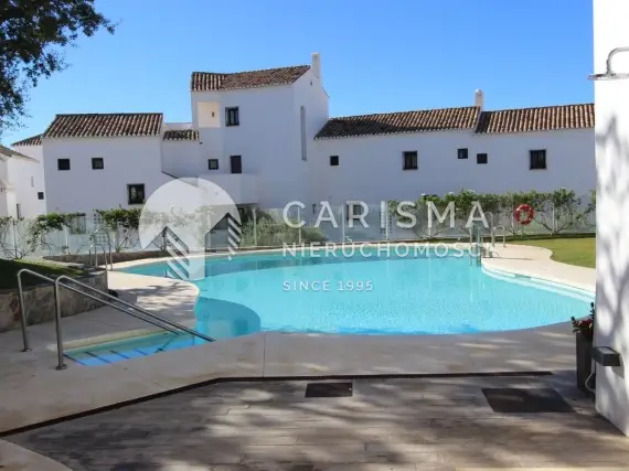 (50) Elegancki dwupoziomowy penthouse z widokiem na morze w Altos de los Monteros, Marbella.