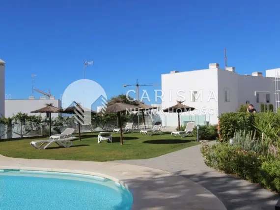 (51) Elegancki dwupoziomowy penthouse z widokiem na morze w Altos de los Monteros, Marbella.