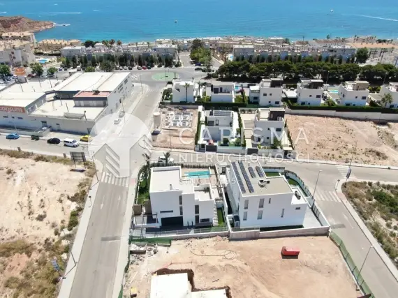 (32) Luksusowe wille 200 m od  Playa Aguamarina, 4 sypialnie, 4 łazienki, Costa Blanca