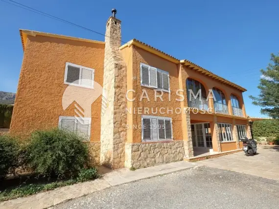 Willa o powierzchni 426 m² z dużą działką 2 752 m², blisko centrum Calpe 2