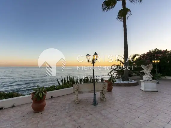 (7) Willa przy samej plaży w Marbesa, Marbella | 5 sypialni, panoramiczny widok na morze, duża działka