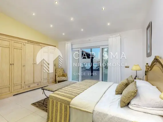(32) Willa przy samej plaży w Marbesa, Marbella | 5 sypialni, panoramiczny widok na morze, duża działka