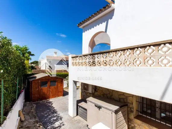 (26) Wolnostojąca willa na sprzedaż z dwoma oddzielnymi apartamentami – Benissa Costa, Costa Blanca
