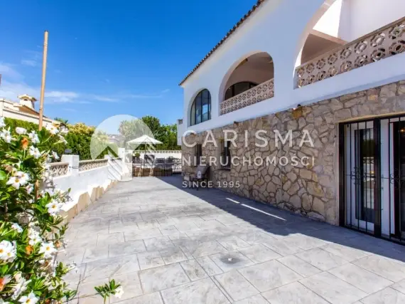 (27) Wolnostojąca willa na sprzedaż z dwoma oddzielnymi apartamentami – Benissa Costa, Costa Blanca