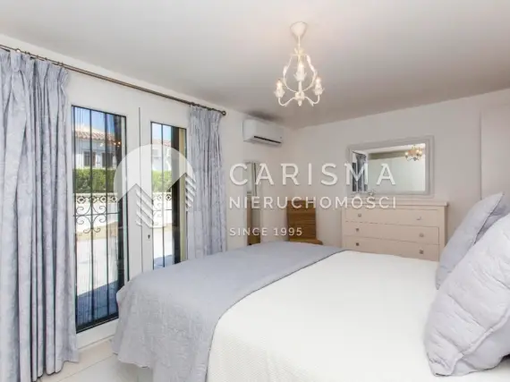 (34) Wolnostojąca willa na sprzedaż z dwoma oddzielnymi apartamentami – Benissa Costa, Costa Blanca