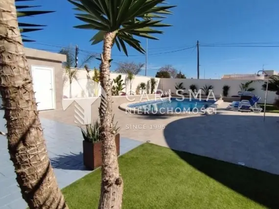 (4) Willa z licencją turystyczną i domem gościnnym w La Siesta, Torrevieja – basen 10 × 5 m