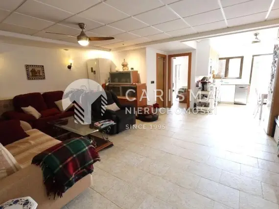 (22) Odnowiony dom szeregowy z ogrodem blisko morza w Cabo Roig – potencjał inwestycyjny