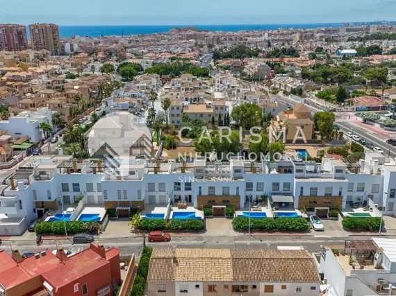 (2) Nowoczesny townhouse z basenem i tarasem dachowym w Aguas Nuevas, Torrevieja