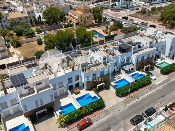 (4) Nowoczesny townhouse z basenem i tarasem dachowym w Aguas Nuevas, Torrevieja