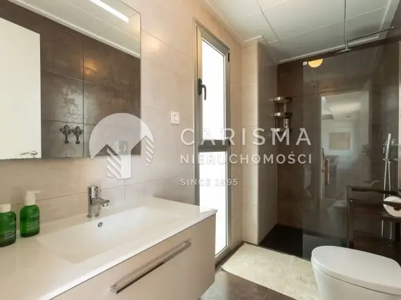 (26) Nowoczesny townhouse z basenem i tarasem dachowym w Aguas Nuevas, Torrevieja