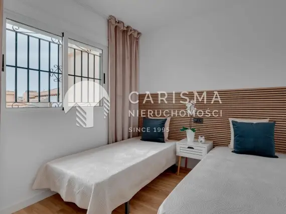 (19) Odnowiony townhouse w Orihuela Costa z ogrodem, tarasem i basenem wspólnym – Punta Prima