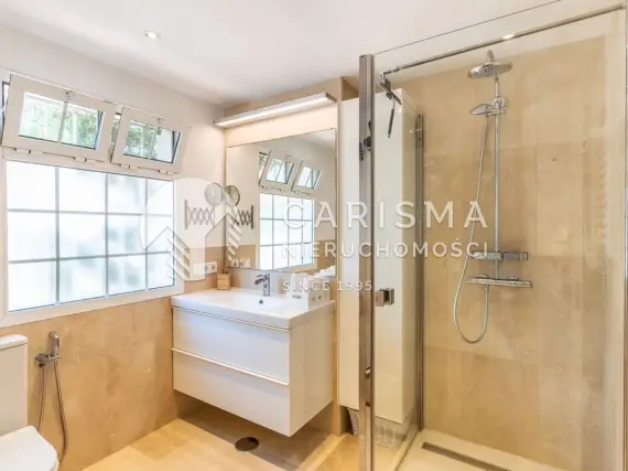 (16) Luksusowy apartament w dosknałym stanie, z panoramicznym widokiem na morze, tuż przy plaży, Estepona