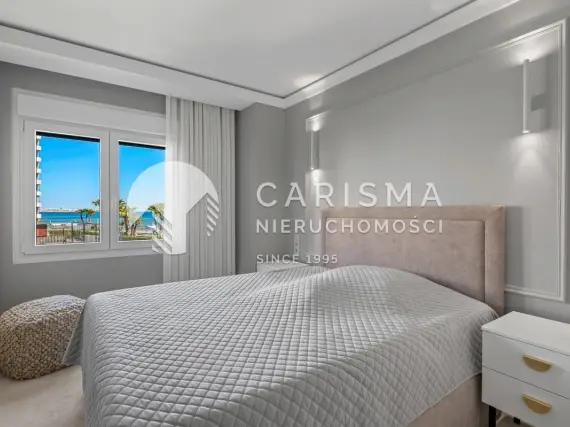 (24) Apartament w pierwszej linii brzegowej w Punta Prima z panoramicznym widokiem na Morze Śródziemne
