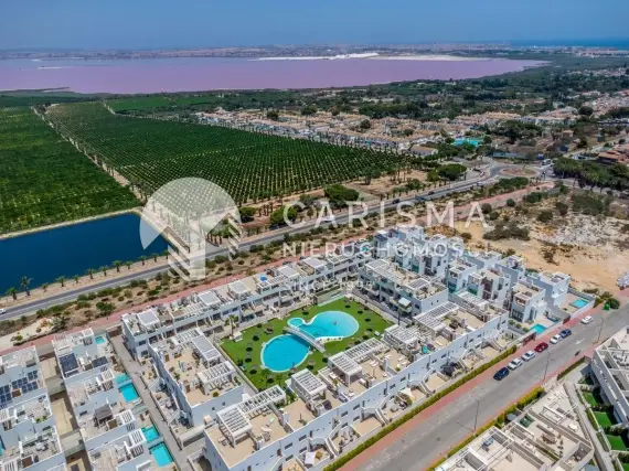 Apartament z tarasem dachowym 71 m² i widokiem na lagunę w Los Balcones, Torrevieja 1