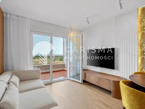 Odnowiony penthouse w Punta Prima z widokiem na morze, basenem i licencją turystyczną 1