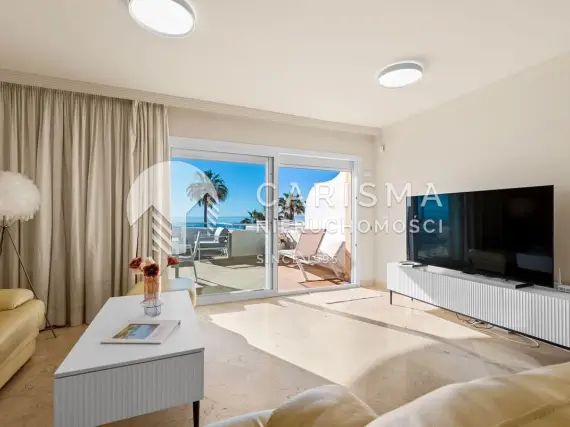 (3) Apartament w pierwszej linii brzegowej z panoramicznym widokiem na morze, tarasem 50 m² i licencją