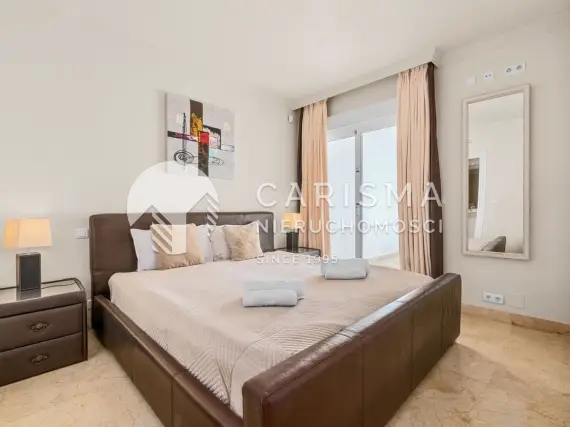 (17) Apartament w pierwszej linii brzegowej z panoramicznym widokiem na morze, tarasem 50 m² i licencją