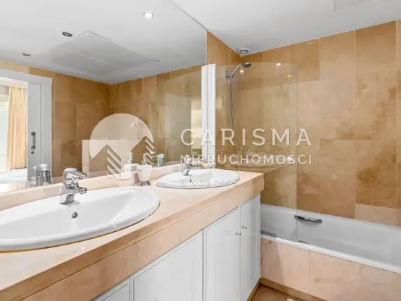 (19) Apartament w pierwszej linii brzegowej z panoramicznym widokiem na morze, tarasem 50 m² i licencją