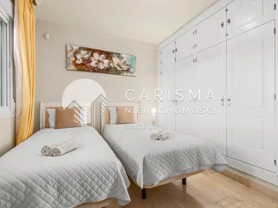 (21) Apartament w pierwszej linii brzegowej z panoramicznym widokiem na morze, tarasem 50 m² i licencją