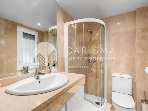 (22) Apartament w pierwszej linii brzegowej z panoramicznym widokiem na morze, tarasem 50 m² i licencją