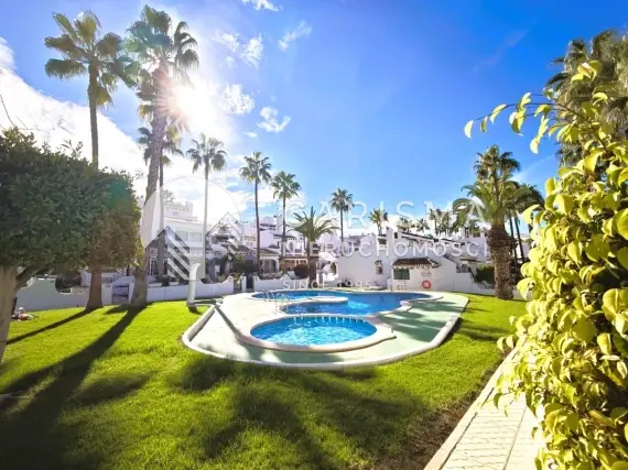 (5) Penthouse z dachowym tarasem  oraz widokiem na pole glfowe w Villamartin